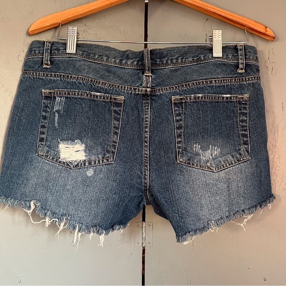 For Ever 21 Low-rise Medium Wash Factory Distressed Shorts Size 30 - Picture 5 of 9